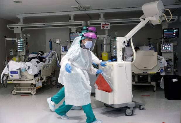 News Bilder des Tages Health workers are seen at the ICU at La Fe hospital in Valencia, Spain, 04 November 2020. Hospitals in the Autonomous Community of Valencia have a total of 204 coronavirus patients in the ICU. The number of ICU patients in Valencia due to COVID-19 increase in Valencia !ACHTUNG: NUR REDAKTIONELLE NUTZUNG!  Copyright: xJuanxCarlosxCárdenasx GRAFCVA9216 20201104-637400918304431714