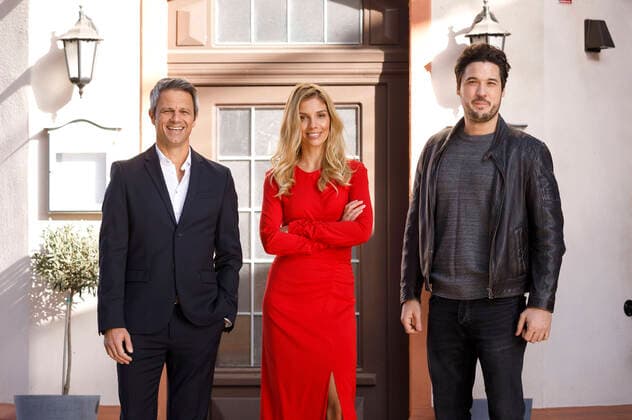Bilder des Jahres 2020, Entertainment 11 November Entertainment Themen der Woche KW45 Entertainment Bilder des Tages Jens Hajek, Isabel Vollmer und Alexander Milo beim Fototermin zur RTL TV-Serie Unter uns in den MMC Studios. Köln, 04.11.2020 *** Jens Hajek, Isabel Vollmer and Alexander Milo at the photo session for the RTL TV series Unter uns in the MMC Studios Cologne, 04 11 2020 Foto:xC.xHardtx xFuturexImage