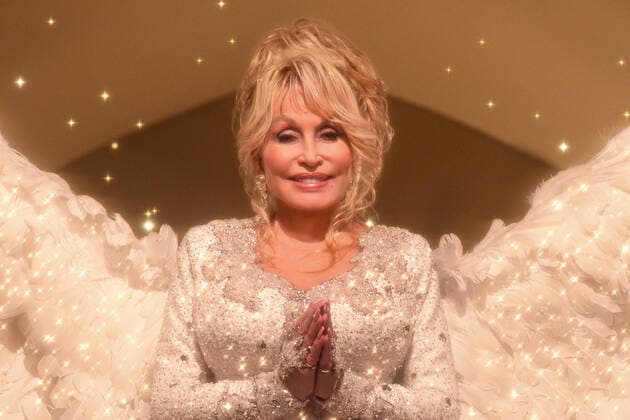 Dolly Parton, Dolly Parton s Christmas on the Square (2020) Credit: Netflix The Hollywood Archive Los Angeles CA  Copyright: xCOURTESYxOFxNETFLIXx 34060007THA