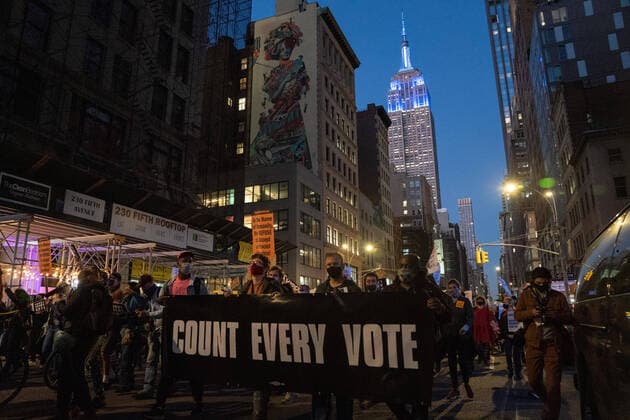 Bilder des Jahres 2020, News 11 November News Themen der Woche KW45 News Bilder des Tages November 4, 2020, New York, New York, USA: The Empire State Building is lit blue as protesters rally and march form the New York Public Library down Fifth Avenue to protect the results of the US Presidential Election and to continue the count of ballots on November 4, 2020 in New York. New York USA - ZUMAb148 20201104_zap_b148_023 Copyright: xBryanxSmithx