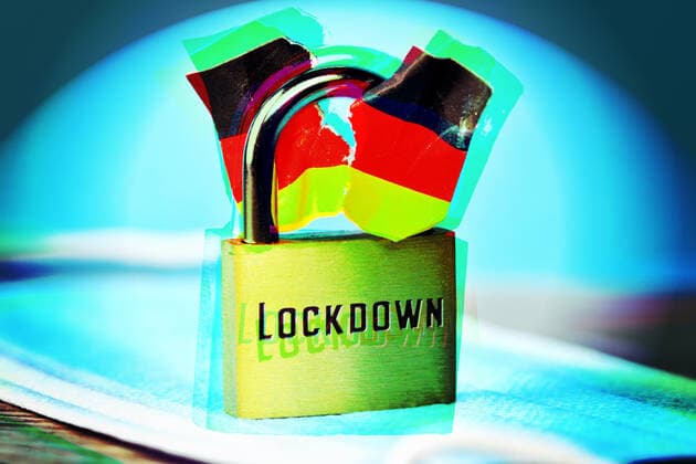 FOTOMONTAGE, Geschlossenes VorhÃ¤ngeschloss mit angerissener Deutschlandfahne und Aufschrift Lockdown, Spaltung der Gesellschaft durch den Lockdown