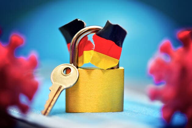 Geschlossenes VorhÃ¤ngeschloss mit angerissener Deutschlandfahne und Coronaviren, Spaltung der Gesellschaft durch den Lockdown
