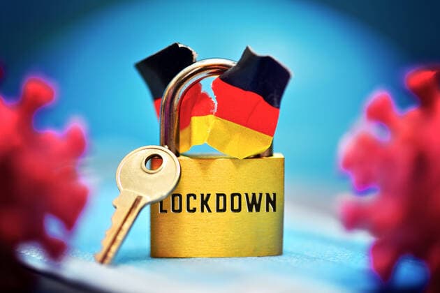 FOTOMONTAGE, Geschlossenes VorhÃ¤ngeschloss mit angerissener Deutschlandfahne und Coronaviren, Spaltung der Gesellschaft durch den Lockdown
