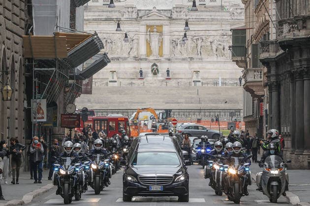 Bilder des Jahres 2020, Entertainment 11 November Entertainment Themen der Woche KW45 Entertainment Bilder des Tages Rome, Funeral Gigi Proietti: The last passage in via del Corso  Copyright: xRomax xIPAx xRomax