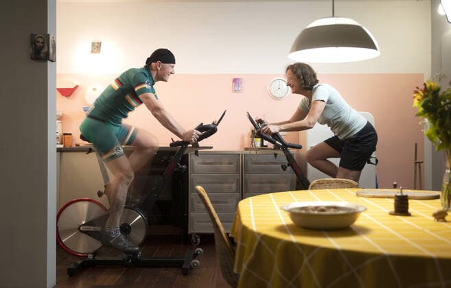 Mann und Frau auf Spinning Raedern in ihrer Kueche waehrend des Lockdowns in der Corona-Krise, Bonn, 04.11.2020. Bonn Deutschland *** Man and woman on spinning bikes in their kitchen during the lockdown in the Corona crisis, Bonn, 04 11 2020 Bonn Germany Copyright: xUtexGrabowsky photothek.netx