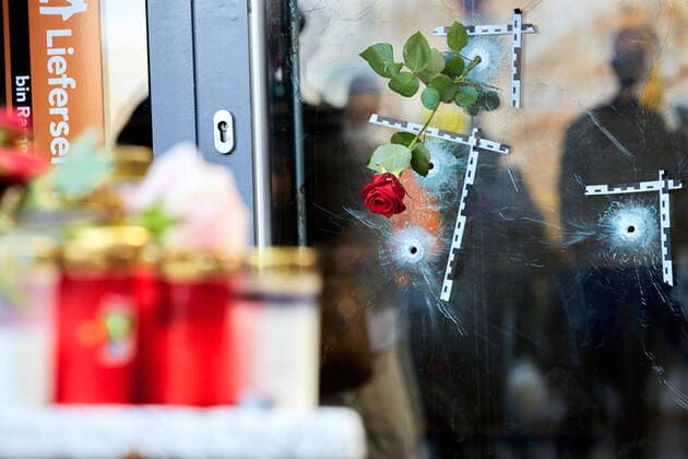 Bilder des Jahres 2020, News 11 November News Themen der Woche KW45 News Bilder des Tages Â - Wien 05.11.2020 - Heute drei Tage nach dem Terroranschlag in der Wiener Innenstadt bei dem fünf Menschen getötet wurden, darunter auch der Attentäter und 22 Menschen teils schwer verletzt wurden fanden sich immer mehr Wiener an den Tatorten ein um Blumen und Kerzen niederzulegen im Gedenken an die Verstorbenen. Wien steht nach wie vor unter Schock. PHOTO: Eine rote Rose in einem der zahlreichen Einschusslöcher zum Gedenken an das Opfer vor dem Geschäft Ecke Schwedenplatz Rabensteig. Vienna (AUSTRIA) - Today three days after the terrorist attack in downtown Vienna in which five people were killed, including the assassin and 22 people, some seriously injured, more and more Viennese came to the crime scenes to lay flowers and can 