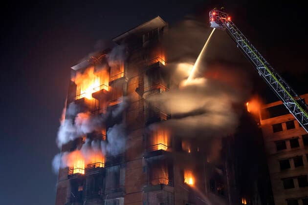 Bilder des Jahres 2020, News 11 November News Themen der Woche KW45 News Bilder des Tages November 5, 2020, Dhaka, Bangladesh: November 05, 2020, Konapara, Dhaka, Bangladesh: Firefighters with a ladder spray water to extinguish fire on a 10-storey building, in Konapara. 13 units of firefighters rushed to the spot and were trying to extinguish the fire till filing this image. Dhaka Bangladesh - ZUMAa130 20201105_zap_a130_001 Copyright: xKMxAsadx