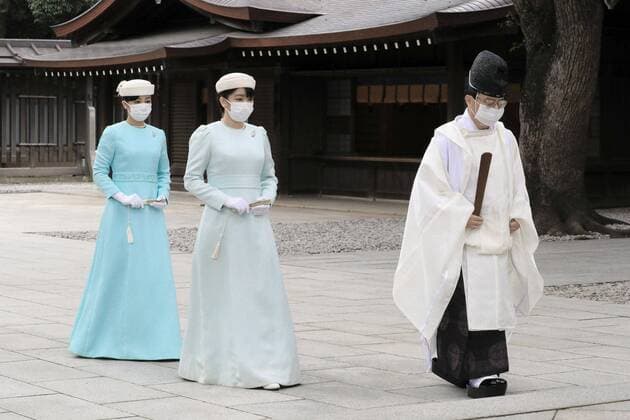 Bilder des Jahres 2020, Entertainment 11 November Entertainment Themen der Woche KW45 Entertainment Bilder des Tages Japanese princesses visit Meiji Jingu Japanese Princess Mako (C) and Princess Kako visit Tokyo s Meiji Jingu shrine on Nov. 6, 2020, wearing face masks amid continued worries over the novel coronavirus. The shrine marked the 100th year of its establishment on Nov. 1. (Pool photo) 