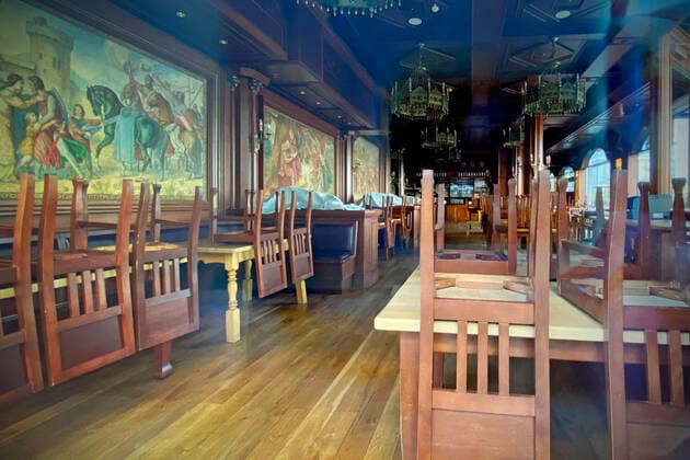 Themenbild: Coronavirus Pandemie Folgen fuer die Gastronomie. Geschlossenes bayerisches Restaurant-Stuehle sind aufgestuhlt,liegen auf den Tischen, Seit dem 2.November muss wegen dem Lockdown light die Gastronomie geschlossen bleiben, Schliessung-Folge der Corona Pandemie,Lockdown,Shutdown,Inzidenzwert.