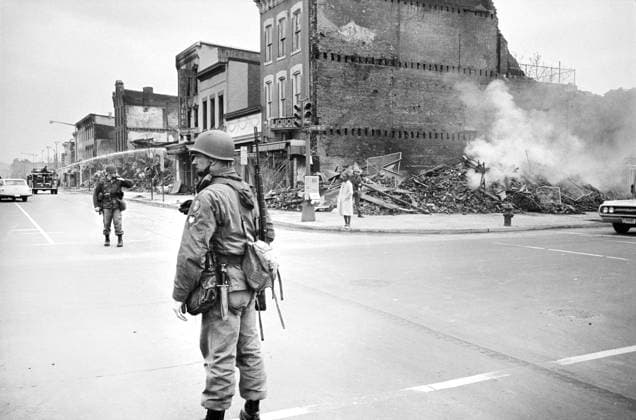 IMAGO History, U.S. Bürgerrechtsbewegung: 1954-1968 U.S. Soldier standing Guard near Ruins of Buildings destroyed by Riots following Dr. Martin Luther King Jr s, Assassination, 7th and N Street, N.W., Washington, D.C., USA, Warren K. Leffler, April 8, 1968  Copyright: xCircaxImagesx ghi-circa08790