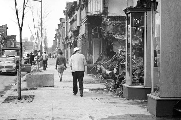 IMAGO History, U.S. Bürgerrechtsbewegung: 1954-1968 Street Scene in area of 14th-7th Sts., N.W., after riots following Dr. Martin Luther King Jr s, Assassination, Washington, D.C., USA, Warren K. Leffler, April 8, 1968  Copyright: xCircaxImagesx ghi-circa08799
