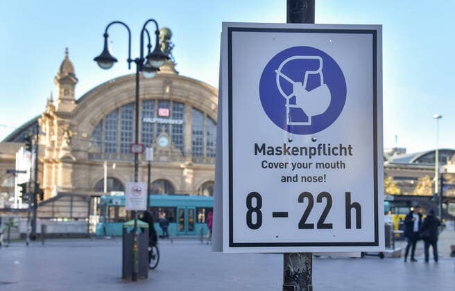 Bilder des Jahres 2020, News 11 November News Themen der Woche KW45 News Bilder des Tages xblx, Maskenpflicht in der Innenstadt von Frankfurt, Hauptbahnhof, Bahnhofsviertel, emwir Frankfurt am Main *** xblx, mask obligation in the city centre of Frankfurt, main station, station district, emwir Frankfurt am Main