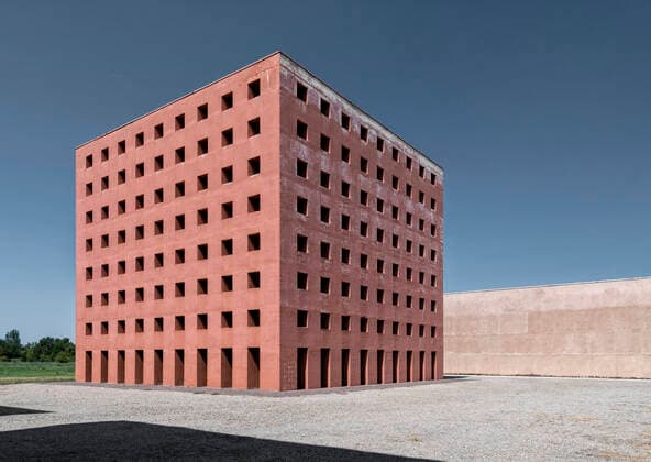 Architektur von Aldo Rossi A close-up, day-shot of Aldo Rossi s Ossuary cube, Modena, Italy. Completed in1971  Copyright: xJohnnyxJetstreamx
