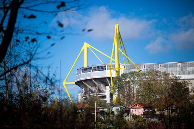 Coronavirus - Leben in Dortmund Dortmund, Deutschland 06.11.2020 - Coronavirus - Leben in Dortmund: Westfalenstadion, Signal Iduna Park - das Stadion von Borussia Dortmund. Vor dem Stadion stehen Kleingärten, Gartenlaube, Schrebergarten Foto: Wedel Kirchner-Media Dortmund Nordrhein-Westfalen Deutschland *** Coronavirus Life in Dortmund Dortmund Dortmund, Germany 06 11 2020 Coronavirus Life in Dortmund Westfalenstadion, Signal Iduna Park the stadium of Borussia Dortmund Allotments, gazebos, allotment gardens in front of the stadium Photo Wedel Kirchner Media Dortmund Nordrhein Westfalen Germany Copyright: xWedel Kirchner-Mediax