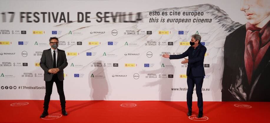 Bilder des Jahres 2020, Entertainment 11 November Entertainment Themen der Woche KW45 Entertainment Bilder des Tages Spanish actor Antonio Dechent (R) and the director of the Festival, Jose Luis Cienfuegos (L), pose during the inauguration gala of the 17th Sevilla European Film Festival in Sevilla, southern Spain, 06 November 2020. The event runs from 08 until 16 November. Inauguration gala of the 17th Sevilla European Film Festiva !ACHTUNG: NUR REDAKTIONELLE NUTZUNG!  Copyright: xJosexManuelxVidalx GRAF5406 20201106-637402878398603196