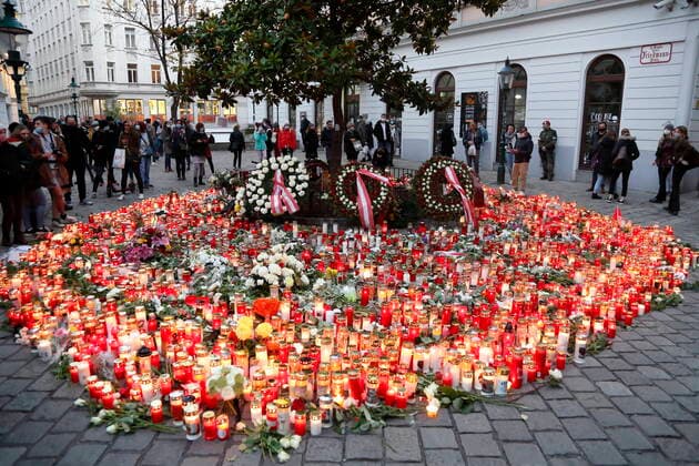 Bilder des Jahres 2020, News 11 November News Themen der Woche KW45 News Bilder des Tages IS-Terroranschlag in Wien: Lichtermeer für die Opfer Wien, Bermuda-Dreieck, 6.11.2020 4. Tag nach dwm IS-Terroranschlag vom 2.11.2020 Trauernde Passanten entzünden Kerzen rund um die Tatorte im Bermuda-Dreieck Islamistischer Terrorismus, Islamischer Staat, Terroranschlag, Terrorakt, Attentat, Islamismus, Dschihad Gedenklichter Trauer Wien Austria *** IS Terror attack in Vienna Sea of lights for the victims Vienna, Bermuda Triangle, 6 11 2020 4 day after dwm IS Terror attack of 2 11 2020 Mourning passers-by light candles around the crime scenes in the Bermuda Triangle Islamist terrorism, Islamic state, terrorist attack, act of terrorism, assassination, Islamism, jihad memorial lights Mourning Vienna Austria AVN101002426041