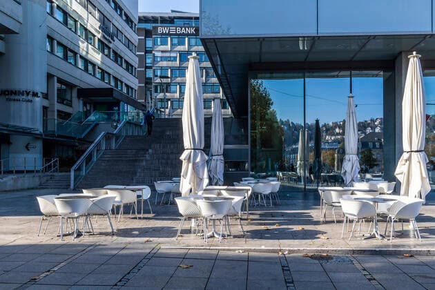 Geschlossene Gastronomie am Schlossplatz Stuttgart. Corona-Pandemie. DEU, Deutschland, Baden-Württemberg, Stuttgart, 06.11.2020