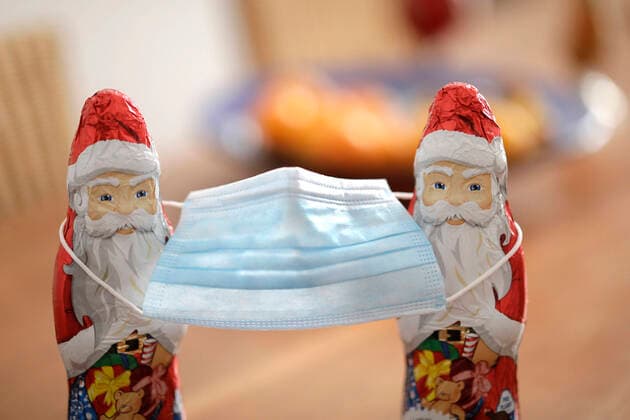 Zwei Weihnachtsmaenner mit einer Nasen-Mund-Schutzmaske, DEU, Berlin, 07.11.2020