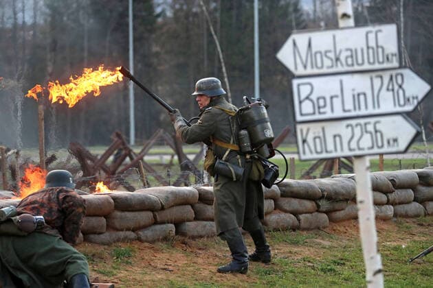 Bilder des Jahres 2020, News 11 November News Themen der Woche KW45 News Bilder des Tages MOSCOW REGION, RUSSIA - NOVEMBER 7, 2020: A historical re-enactment of the 1941-1942 Battle of Moscow, at the Doroga Pamyati Road of Memory memorial complex in Patriot Park, Kubinka, Moscow Region. The Battle of Moscow was fought between the Soviet Army and the Wehrmacht between October 1941 and January 1942 during the Nazi invasion of the Soviet Union in WWII. The re-enactment depicted primarily the Soviet defensive effort in autumn 1941. Sergei Fadeichev TASS  TS0ED605
