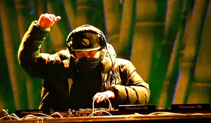 November 6, 2020, Burlingame, CA, USA: BURLINGAME, CA - NOVEMBER 06: DJ Producer Deorro aka, Erick Orrosquieta performs during the Deorro Put it in Park - Drive-In Concert Tour at the Burlingame Golf Center on November 6, 2020 in Burlingame, California. Photo: Casey Flanigan imageSPACE Burlingame USA - ZUMAs181 20201106_zea_s181_024 Copyright: xImagespacex