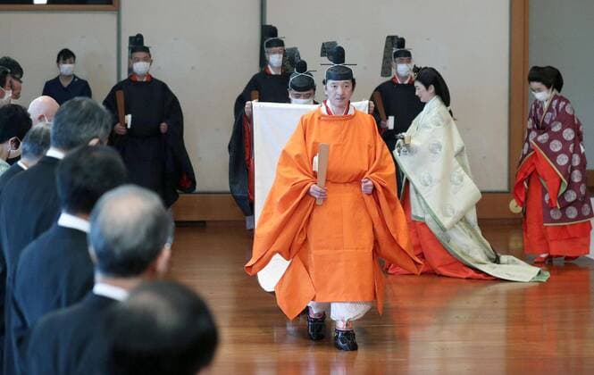Bilder des Jahres 2020, Entertainment 11 November Japan Crown Prince Fumihito formally declared 1st in line to throne Japanese Crown Prince Fumihito (C) and Crown Princess Kiko (2nd from R) attend a ceremony on Nov. 8, 2020, at the Matsu no Ma stateroom of the Imperial Palace in Tokyo where he was formally declared first in line to the Chrysanthemum Throne. The ceremony, part of the Rikkoshi no rei rituals, had been postponed for seven months due to the novel coronavirus pandemic. (Pool photo) 