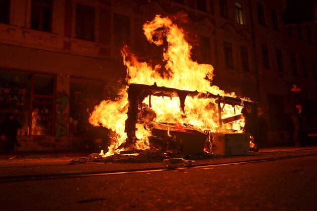 Bilder des Jahres 2020, News 11 November News Themen der Woche KW45 Im Bild: In Connewitz gab es am späten Samstagabend Ausschreitungen - Barrikaden brannten, die Polizei ist mit einem Großaufgebot vor Ort Leipzig - Ausschreitungen in Connewitz *** In the picture In Connewitz there were riots late Saturday night riots barricades burned, the police is with a large contingent on site Leipzig riots in Connewitz