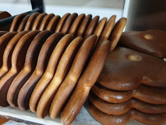 Lebkuchenherzen in Reihe und Stapel *** Gingerbread hearts in row and stack 1098301168
