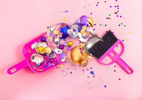 Verschiedene bunte Christbaumkugeln , zerbrochen auf rosa Hintergrund *** Various colorful Christmas tree balls, broken on a pink background 1079706356