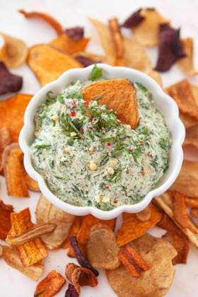 Schlüssel Spinatdip mit knusprigen Chips aus verschiedenem Gemüse *** Key spinach dip with crispy chips of various vegetables 1079706267