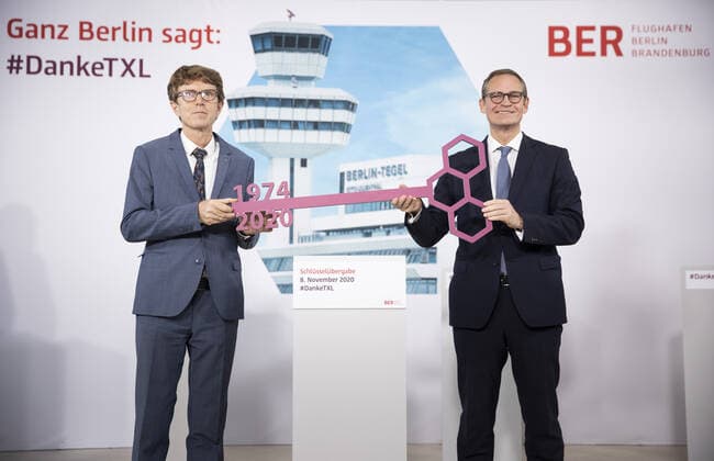 News Bilder des Tages (L-R) Engelbert Luetke Daldrup, Vorsitzender der Geschaeftsfuehrung des Flughafen Berlin-Brandenburg (BER), und Michael Mueller, SPD, Regierender Buergermeister von Berlin, aufgenommen bei der symbolischen Schluesseluebergabe am Tag der Schliessung des Flughafen Berlin Tegel (TXL) in Berlin, 08.11.2020. Berlin Deutschland *** L R Engelbert Luetke Daldrup, Chairman of the Management Board of Berlin Brandenburg Airport BER , and Michael Mueller, SPD, Governing Mayor of Berlin, recorded at the symbolic handover of the keys on the day Berlin Tegel TXL Airport was closed in Berlin, 08 11 2020 Berlin Germany Copyright: xFlorianxGaertner photothek.dex
