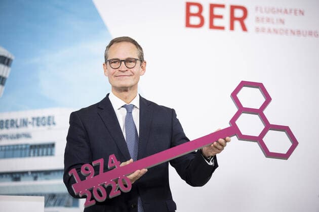 Bilder des Jahres 2020, News 11 November News Themen der Woche KW45 News Bilder des Tages Michael Mueller, SPD, Regierender Buergermeister von Berlin, aufgenommen bei der symbolischen Schluesseluebergabe am Tag der Schliessung des Flughafen Berlin Tegel (TXL) in Berlin, 08.11.2020. Berlin Deutschland *** Michael Mueller, SPD, Governing Mayor of Berlin, recorded at the symbolic key handover on the day of the closure of Berlin Tegel TXL Airport in Berlin, 08 11 2020 Berlin Germany Copyright: xFlorianxGaertner photothek.dex