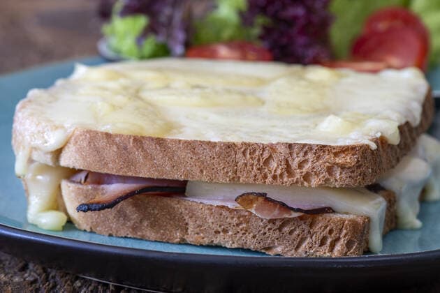 Französischer Croque Monsieur auf einem blauen Teller *** French Croque Monsieur on a blue plate 1035307211