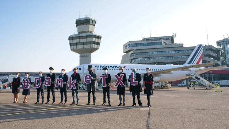 Bilder des Jahres 2020, News 11 November News Themen der Woche KW45 News Bilder des Tages Berlin GER, Berlin, 08.11.20, TXL - Letzter Abflug von Air France danketxl - Crew und Buergermeister M Mueller, Berlin Tegel - Impessionen TXL, Letzter Abflug von Air France auf dem Vorfeld, AF 1235 nach Paris CG - Flugzeug, Pressetermin am TXL Terminal C 08.11.2020, *** Berlin GER, Berlin, 08 11 20, TXL Last departure of Air France danketxl Crew and Mayor M Mueller, Berlin Tegel Impessions TXL, Last departure of Air France on the apron, AF 1235 to Paris CG aircraft, press appointment at TXL Terminal C 08 11 2020, Copyright: xUwexKoch xEibner-Pressefotox EP_ukh
