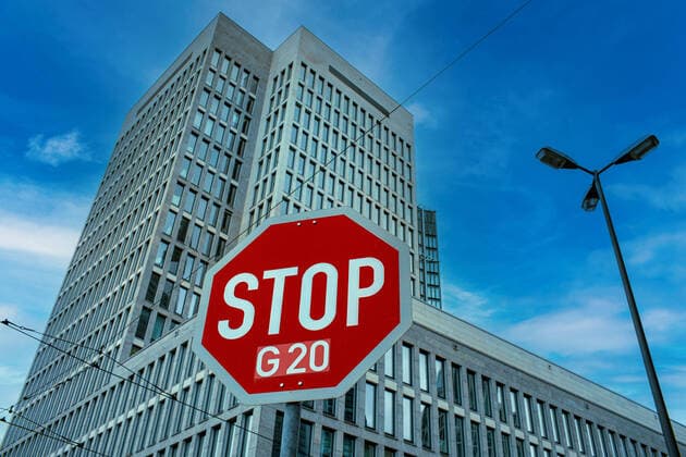 Stop Schild vor einem Bankhaus *** Stop sign in front of a bank 1020916971