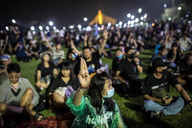 Bilder des Jahres 2020, News 11 November News Themen der Woche KW45 News Bilder des Tages November 8, 2020, Bangkok, Thailand: A pro-democracy protester gives the three finger salute during an anti-government demonstration in the Thai Capital. Pro-democracy protesters took the streets at Democracy Monument to march toward the Grand Palace to deliver a letter to Thailand King Maha Vajiralongkorn (Rama X), the protesters were met by Thai Police who used city buses and barbed wire to block the road, and water cannons to disperse the crowd at Sanam Luang in front of the Grand Palace. Bangkok Thailand - ZUMAs197 20201108_zaa_s197_139 Copyright: xGeemxDrakex