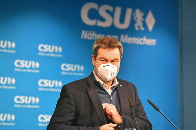 Markus SOEDER (Ministerpraesident Bayern und CSU Vorsitzender) mit Mundschutz,Maske, Einzelbild,angeschnittenes Einzelmotiv, Halbfigur,halbe Figur. Pressestatement Markus SOEDER (Ministerpraesident Bayern und CSU Vorsitzender) vor CSU Vorstandssitzung in der CSU Zentrale in Muenchen am 09.11..2020
