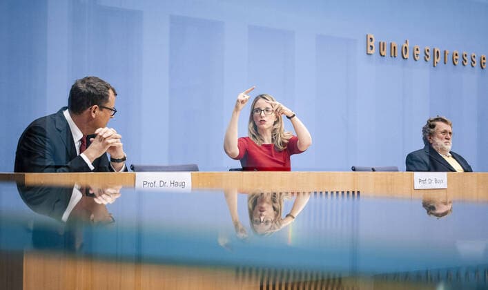 Bilder des Jahres 2020, News 11 November News Themen der Woche KW46 News Bilder des Tages Gerald Haug, Praesident der Nationalen Akademie der Wissenschaften Leopoldina, Alena Buyx, Vorsitzende Deutscher Ethikrat und Thomas Mertens, Vorsitzender der StâˆöÂßndigen Impfkommission (STIKO), aufgenommen bei der Vorstellung des gemeinsamen Positionspapiers Wie soll der Zugang zu einem COVID-19-Impfstoff geregelt werden? in der Bundespressekonferenz in Berlin. 09.11.2020. Berlin Deutschland *** Gerald Haug, President of the National Academy of Sciences Leopoldina, Alena Buyx, Chairwoman of the German Ethics Council, and Thomas Mertens, Chairman of the StâˆöÂßndigen STIKO Vaccination Commission , recorded at the presentation of the joint position paper How should access to a COVID 19 vaccine be regulated at the Federal Press Conf Copyright: xFelixxZahn photothek.netx