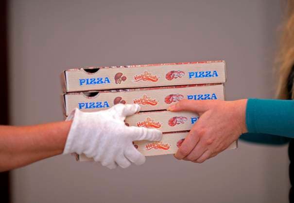 09.11.2020, Symbolbild: Pizza-Lieferdienst in einem Haushalt. Wegen dem Lockdown in der 2.Corona-Pandemie-Welle lassen sich viele Menschen ihre Pizzas nach Hause liefern, solange die Restaurants und Pizzerien ihre Gasträume geschlossen halten müssen. (Modelreleased) 09.11.2020, Pizza-Lieferservice 09.11.2020, Pizza-Lieferservice *** 09 11 2020, symbolic picture Pizza delivery service in a household Because of the lockdown in the 2 Corona pandemic wave, many people are having their pizzas delivered to their homes as long as restaurants and pizzerias have to keep their restaurants and pizzerias closed Modelreleased 09 11 2020, Pizza delivery service 09 11 2020, Pizza delivery service