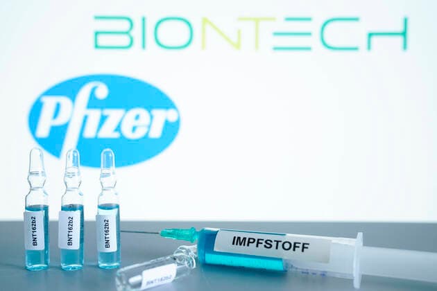 Symbolbild Corona Impfstoff Biontech und Pfizer BNT162bt Aktuell, 09.11.2020, Symbolfoto, Logo des Pharma und Impfstoffhersteller Pfizer und BiONTECH mit einer Spritze.Die Unternehmen haben einen Durchbruch erzielt mit dem Corona Impfstoff unter dem Namen BNT162b2 Deutschland