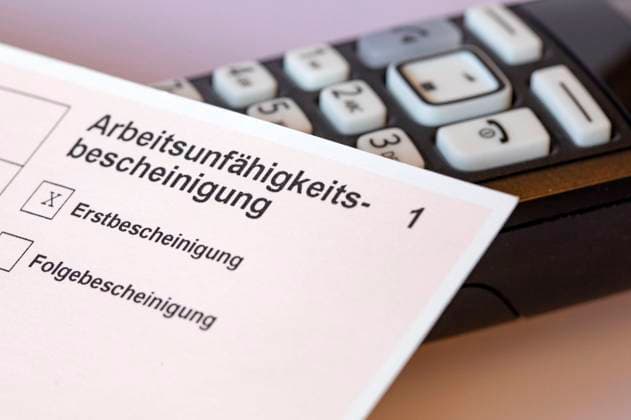Durch eine Sonderregelung während der Corona-Pandemie ist bis Jahresende 2020 eine Krankschreibung bei leichten Erkrankungen der oberen Atemwege per Telefonanruf beim Arzt möglich. (Symbolild, Themenbild) *** A special regulation during the corona pandemic allows sick leave for minor diseases of the upper respiratory tract by telephone call to a doctor until the end of 2020 Symbol, theme picture Foto:xR.xSchmiegeltx xFuturexImage