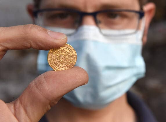 Bilder des Jahres 2020, News 11 November News Themen der Woche KW46 News Bilder des Tages Israeli Antiquities Authority Archeologist David Gellman holds one of four pure gold coins found in a pottery juglet during excavations in the Jewish Quarter near the Western Wall, on Monday, November 9, 2020.  JER2020110907 DEBBIExHILL