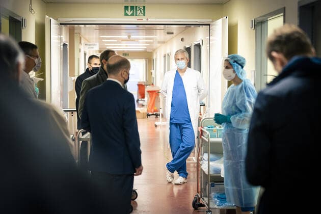 Bundesfinanzminister Olaf Scholz, SPD, besucht zusammen mit dem RegB Michael Mueller ein Krankenhaus der Charite zum Thema Corona öÄÃ¬ Entwicklung auf den Intensivstationen. 09.11.2020. Berlin Deutschland *** Federal Minister of Finance Olaf Scholz, SPD, visits together with the RegB Michael Mueller a hospital of the Charite to the topic Corona öÄ¬ development on the intensive care units 09 11 2020 Berlin Germany Copyright: xFelixxZahn photothek.netx