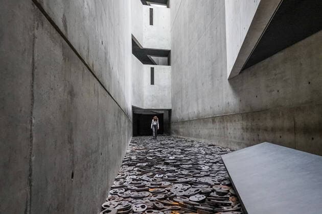 Installation Schalechet (Gefallenes Laub) von Menashe Kadishman, Jüdisches Museum, Lindenstraße, Kreuzberg, Friedrichshain-Kreuzberg, Berlin, Deutschland