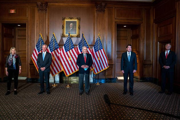 Bilder des Jahres 2020, News 11 November News Themen der Woche KW46 News Bilder des Tages U.S. Sen. Majority Leader Mitch McConnell (R-KY), poses with newly elected Republican Senators, left to right, Sen.-elect Cynthia Lummis, R-Wyo., Sen.-elect Tommy Tuberville, R-Ala., Sen.-elect Bill Hagerty, R-Tenn., and Sen.-elect Roger Marshall, R-Kan. On Capitol Hill in Washington, DC on Monday, November 9, 2020.  WAP20201109523 KENxCEDENO