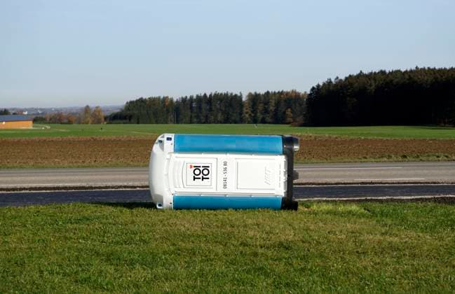 09.11.2020, Mobile Toilette ist umgefallen, bei Bad Wörishofen (Bayern). 09.11.2020, Dixi-Klo 09.11.2020, Dixi-Klo *** 09 11 2020, Mobile toilet has fallen over, near Bad Wörishofen Bavaria 09 11 2020, Dixi Klo 09 11 2020, Dixi Klo