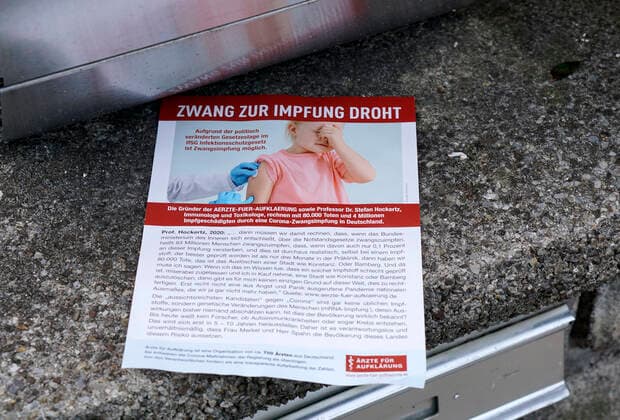 09.11.2020, An einem Briefkasten in Bad Wörishofen liegt ein Flyer zum Thema Corona.Pandemi, Fake oder Wahrheit? Von der umstrittenen Gruppierung Ärzte für Aufklärung. 09.11.2020, Flyer Fake-Pandemie 09.11.2020, Flyer Fake-Pandemie