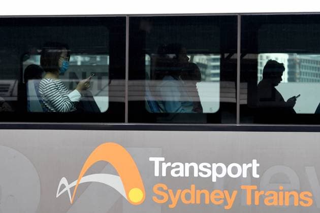 NSW PUBLIC TRANSPORT APP, Commuters are seen in Sydney, Tuesday, November 10, 2020. The NSW government has stopped short of mandating mask use on public transport, instead introducing a new app feature that predicts when trains will be crowded. ( NO ARCHIVING, EDITORIAL USE ONLY, NO USE IN BOOKS WITHOUT CONSENT Sydney NSW AUSTRALIA  Copyright: xDANxHIMBRECHTSx 20201110001502584641