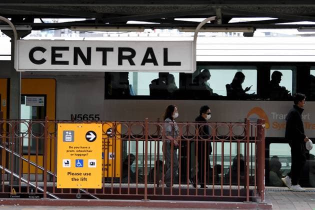 NSW PUBLIC TRANSPORT APP, Commuters are seen in Sydney, Tuesday, November 10, 2020. The NSW government has stopped short of mandating mask use on public transport, instead introducing a new app feature that predicts when trains will be crowded. ( NO ARCHIVING, EDITORIAL USE ONLY, NO USE IN BOOKS WITHOUT CONSENT Sydney NSW AUSTRALIA  Copyright: xDANxHIMBRECHTSx 20201110001502584801