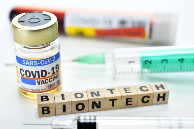 Corona-Impfstoff und Schriftzug Biontech, Symbolfoto