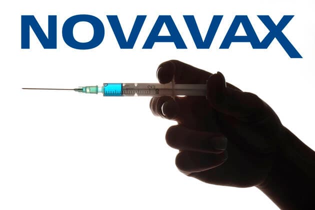 Symbolbild Corona-Impfstoff der Firma NOVAVAX, Hand mit Spritze, Corona-Krise, Baden-Württemberg, Deutschland Coronavirus Impfstoff